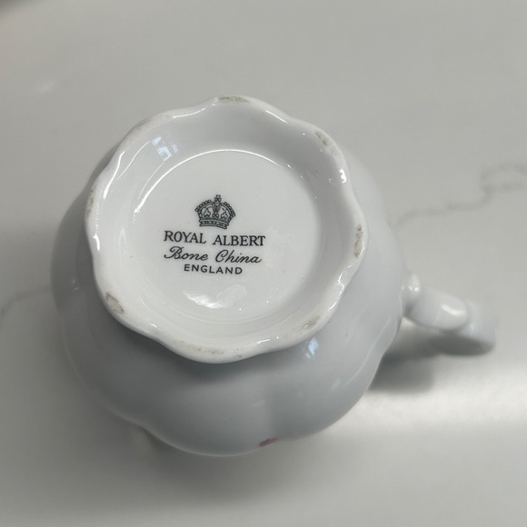 Vintage Royal Albert Bone China Creamer and Sugar Bowl with Pink Rose Motif - Picture 8 of 16